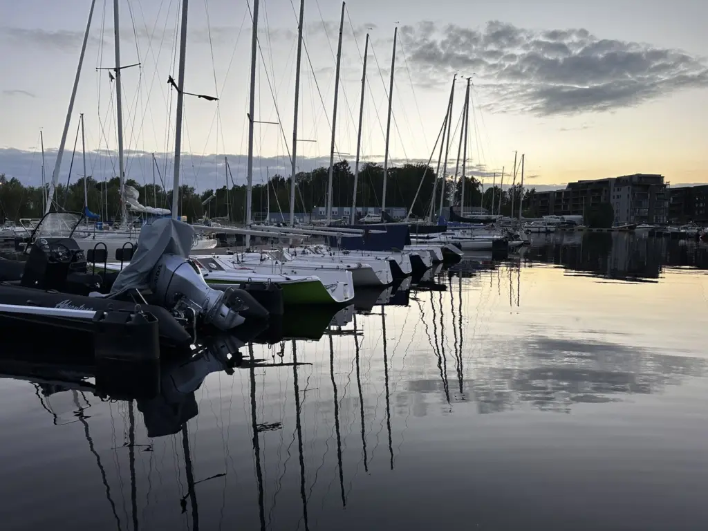 En överblick på hamnen med dem bokningsbara CB66 båtarna